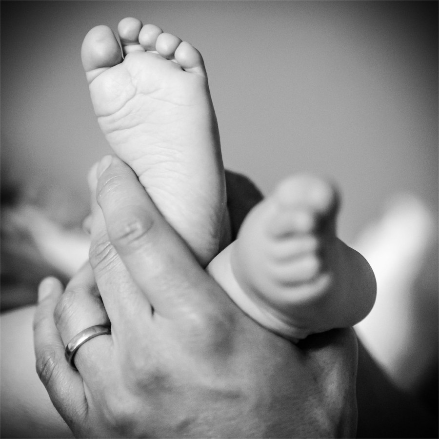 Main adulte pied bébé noir et blanc B&W Marie-Cat photographie Photographe isère grenoble