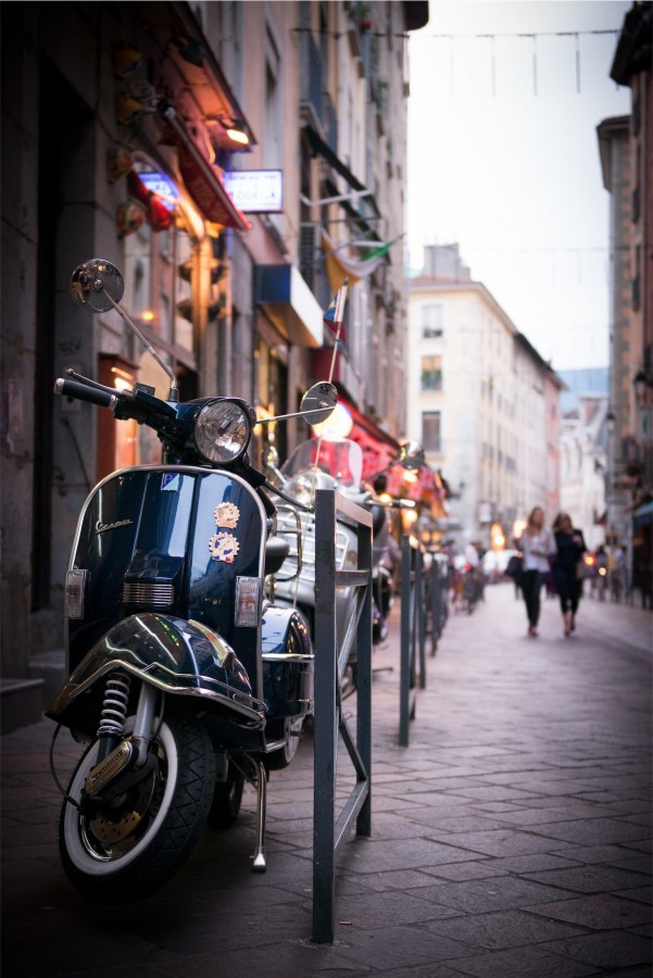 Vespa en ville Photographe grenoble Isere Marie-Cat Photographies