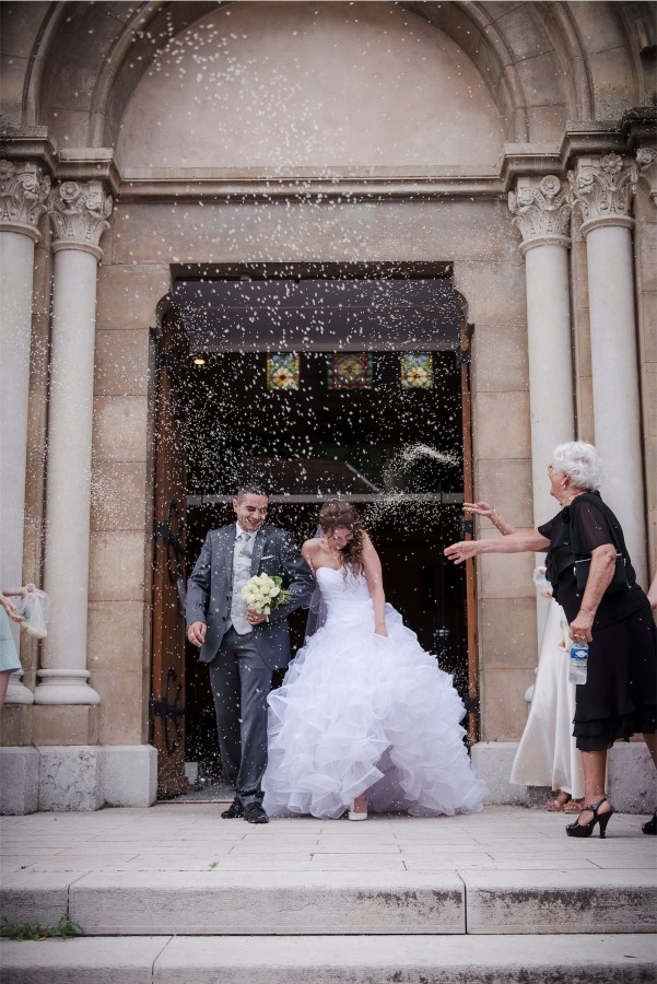 Sortie église Photographe mariage grenoble Isere Marie-Cat