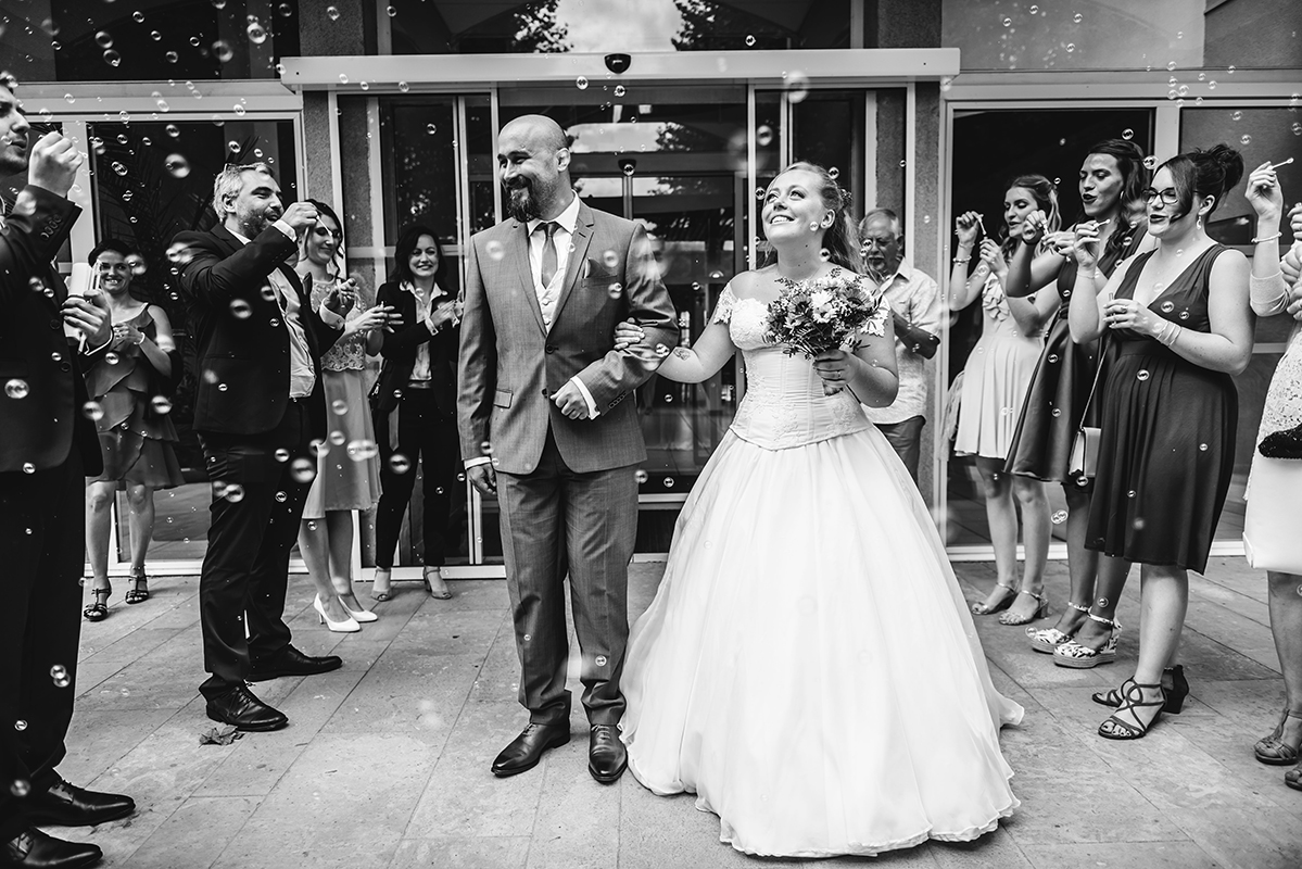 Sortie mairie confetti bulles Photographe mariage grenoble Isere Marie-Cat