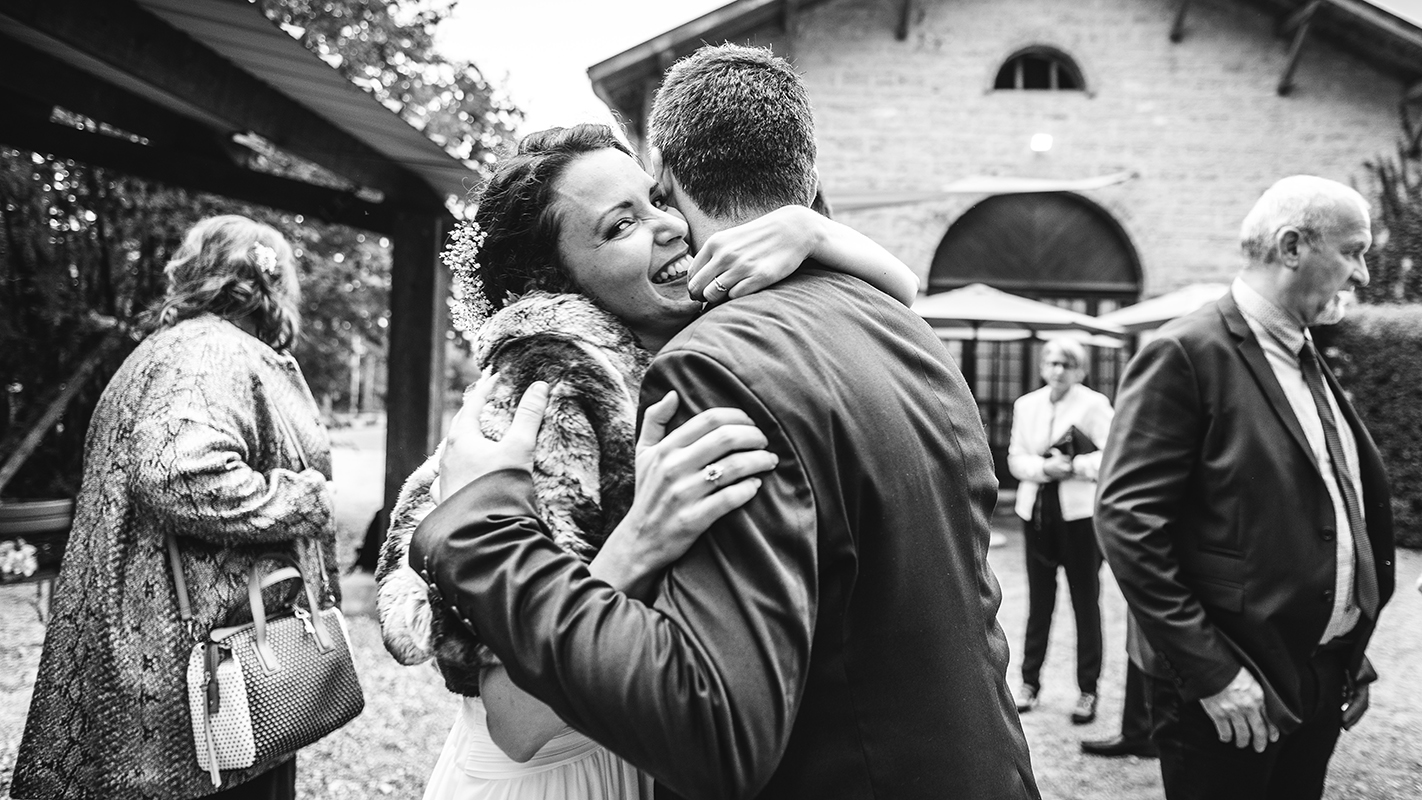 félicitation invités calin Photographe mariage grenoble Isere Marie-Cat