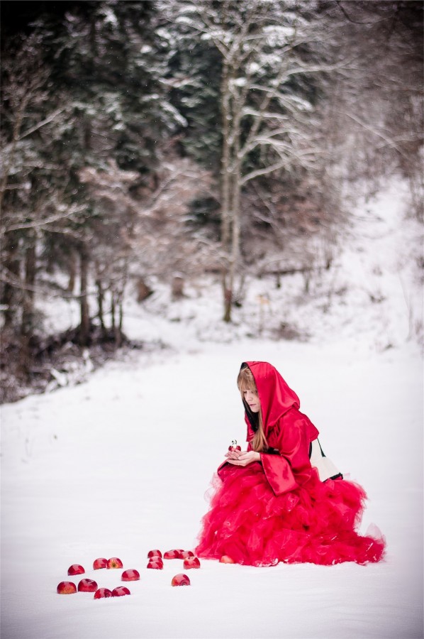 portrait chaperon rouge fantastique féérique imaginaire magique contes mode Photographe grenoble Isere Marie-Cat Photographies