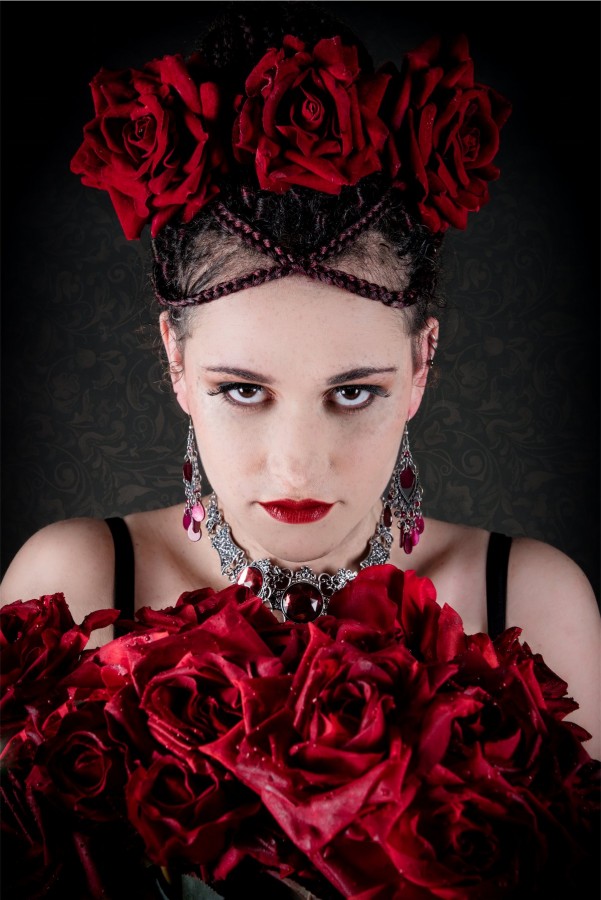portrait Roses rouge fantastique féérique imaginaire magique contes mode Photographe grenoble Isere Marie-Cat Photographies