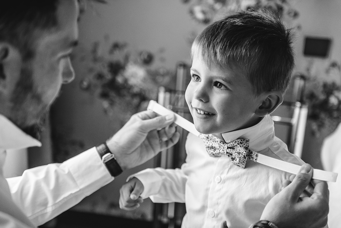 préparatifs habillage noeud papillon enfants Photographe mariage grenoble Isere Marie-Cat