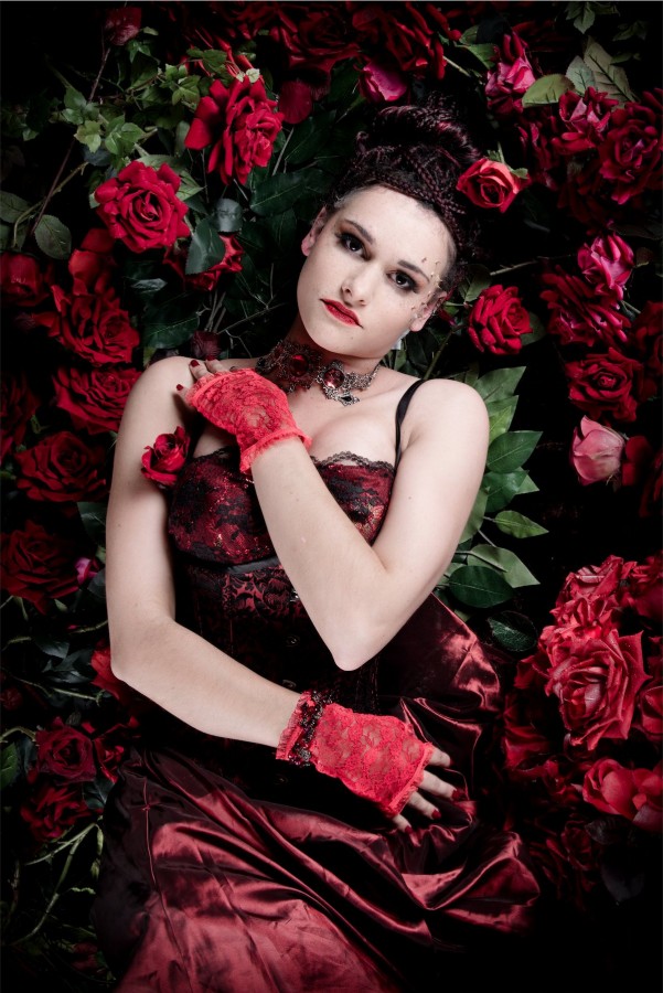 portrait Roses rouge fantastique féérique imaginaire magique contes mode Photographe grenoble Isere Marie-Cat Photographies
