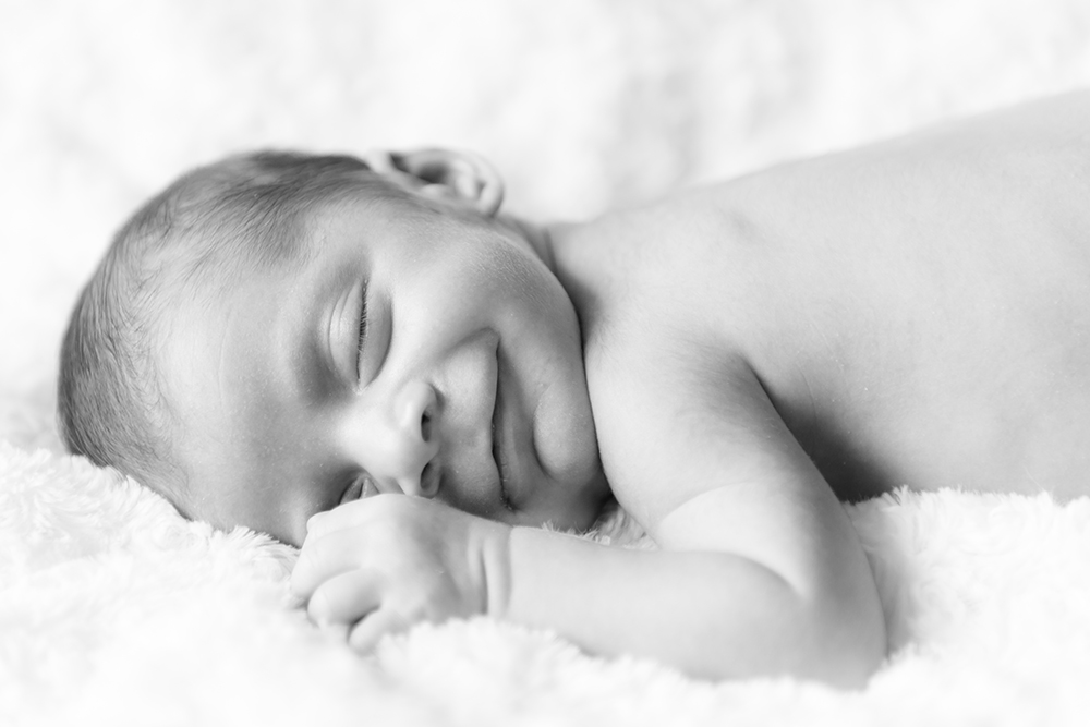 bébé sourir d'ange baby black and wight naissance Marie-Cat photographie Photographe isère grenoble