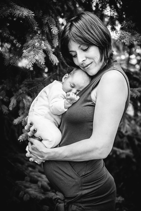 naissance mère maman bébé noir et blanc B&W Marie-Cat photographie Photographe isère grenoble