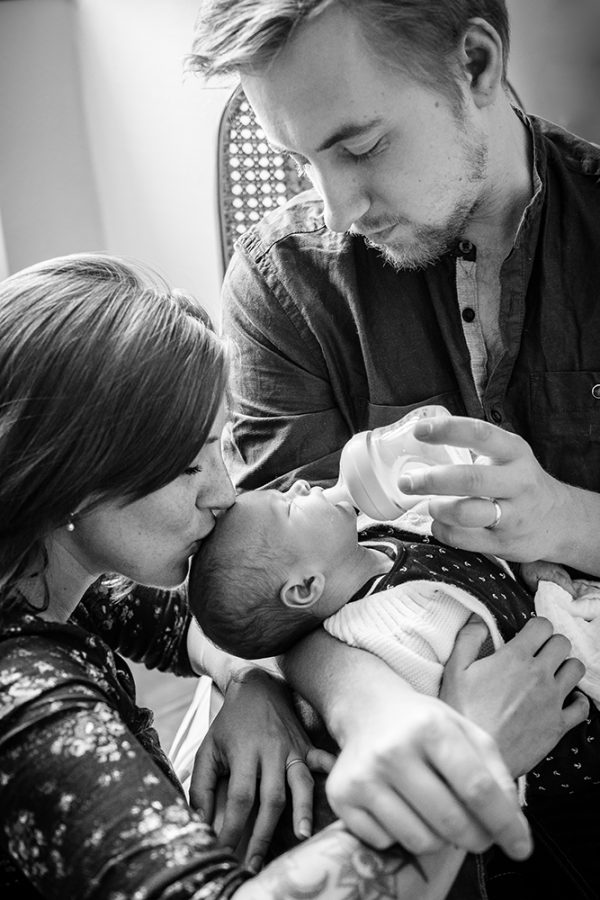 famille parents nouveau né baby bébé black and wight noir et blanc B&W N&B Marie-Cat photographie Photographe Isère