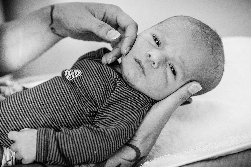 nouveau né baby bébé black and wight noir et blanc B&W N&B bébé naissance Photographe grenoble Isere Marie-Cat Photographies