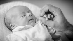 nouveau né baby bébé black and wight noir et blanc B&W N&B bébé naissance Photographe grenoble Isere Marie-Cat Photographies