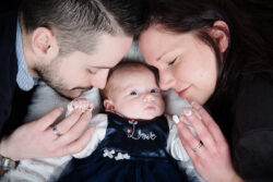 bébé main apésante naissance nouveau né baby bébé naissance Photographe grenoble Isere Marie-Cat Photographies