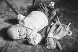 nouveau né baby bébé black and wight noir et blanc B&W N&B bébé naissance Photographe grenoble Isere Marie-Cat Photographies